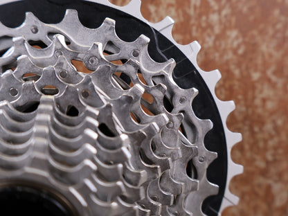 Kassette & Zahnkränze von Sram, SRAM FORCE XG 1270 E1 KASSETTE ZAHNKRANZ 10 - 33 ZÄHNE vor USEDBIKES - OB.DE Hintergrund