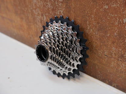 Kassette & Zahnkränze von Sram, SRAM FORCE XG - 1270 KASSETTE / 12 - FACH / 10 - 28T / XDR / NICKEL - CHROM / AXS vor USEDBIKES - OB.DE Hintergrund