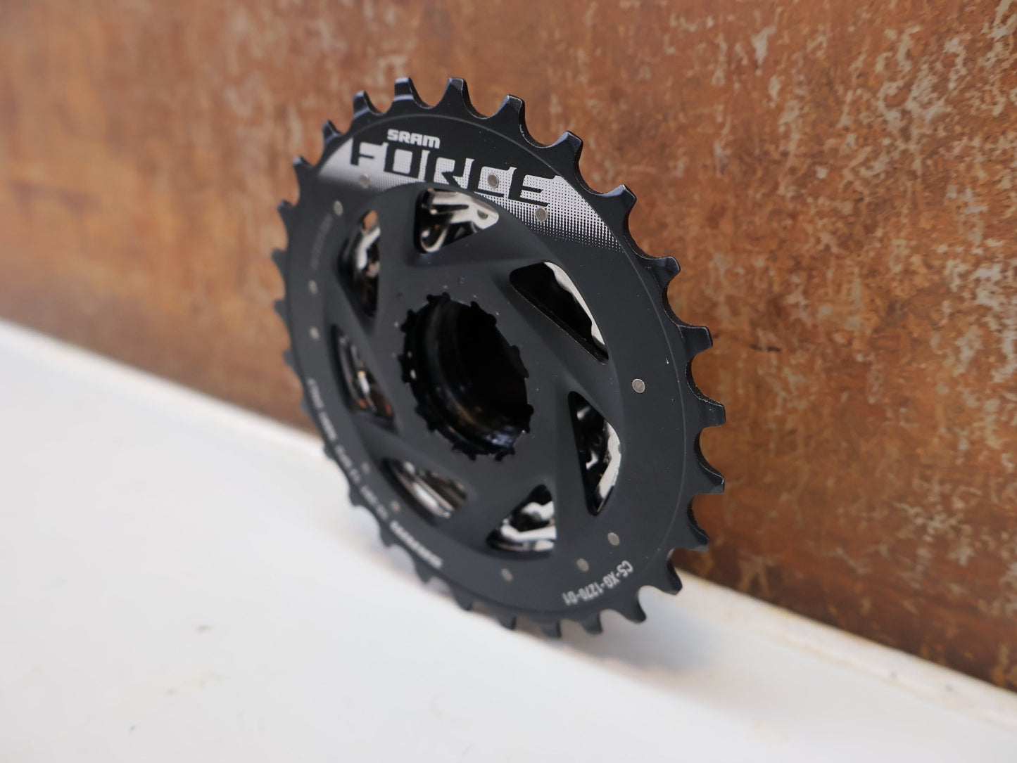 Kassette & Zahnkränze von Sram, SRAM FORCE XG - 1270 KASSETTE / 12 - FACH / 10 - 28T / XDR / NICKEL - CHROM / AXS vor USEDBIKES - OB.DE Hintergrund