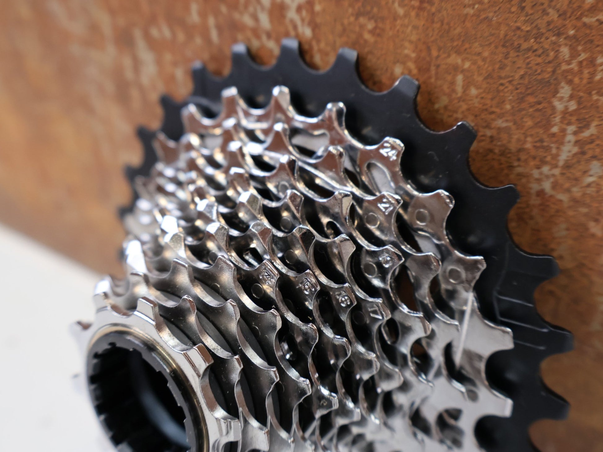 Kassette & Zahnkränze von Sram, SRAM FORCE XG - 1270 KASSETTE / 12 - FACH / 10 - 28T / XDR / NICKEL - CHROM / AXS vor USEDBIKES - OB.DE Hintergrund