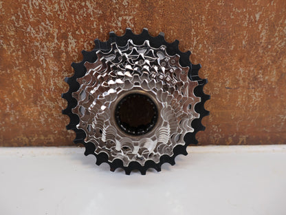 Kassette & Zahnkränze von Sram, SRAM FORCE XG - 1270 KASSETTE / 12 - FACH / 10 - 28T / XDR / NICKEL - CHROM / AXS vor USEDBIKES - OB.DE Hintergrund