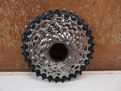 Kassette & Zahnkränze von Sram, SRAM FORCE XG-1270 KASSETTE / 12-FACH RENNRAD / 10-33 ZÄHNE X-RANGE DRIVER vor USEDBIKES-OB.DE Hintergrund