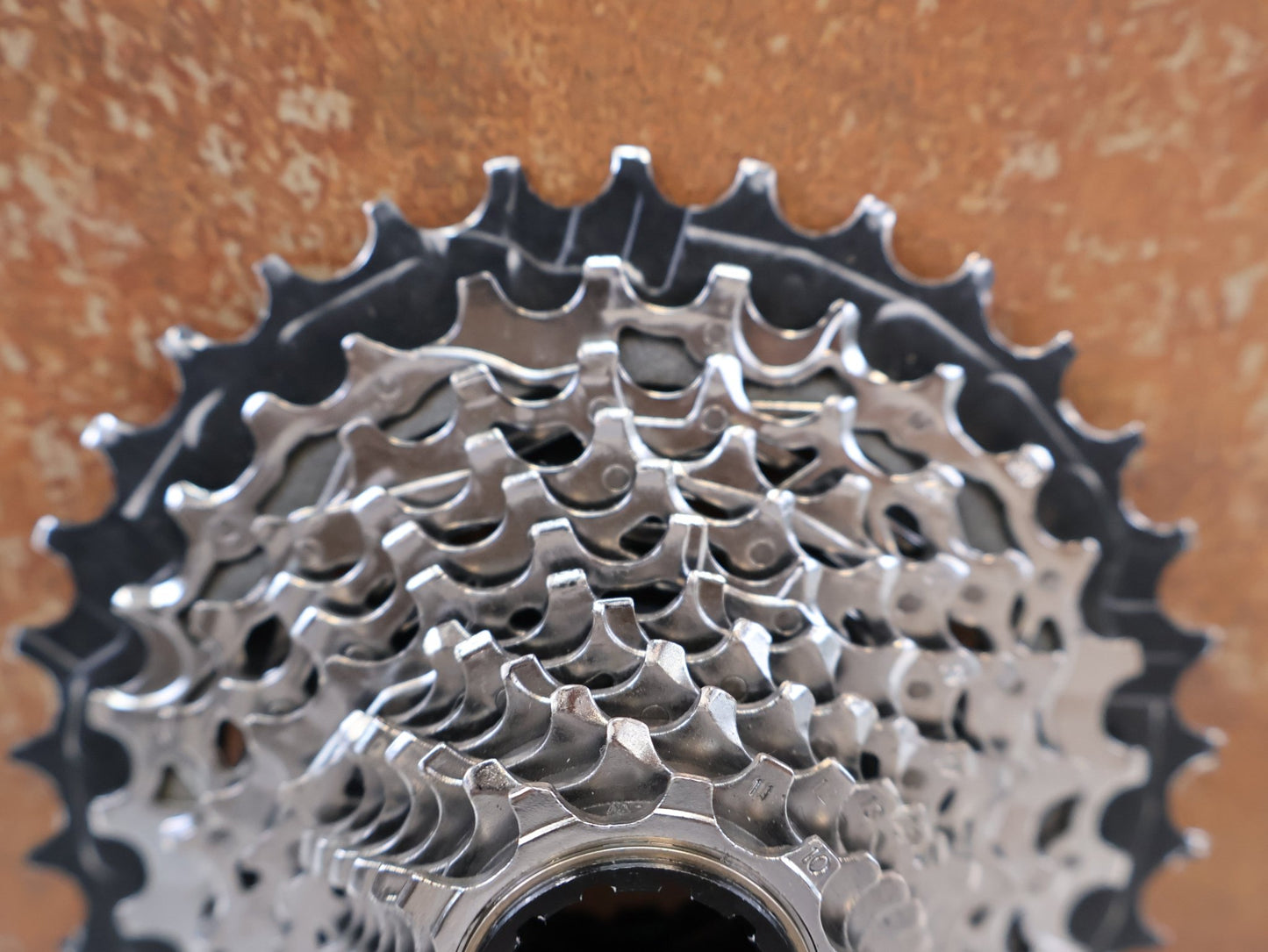 Kassette & Zahnkränze von Sram, SRAM FORCE XG-1270 KASSETTE / 12-FACH RENNRAD / 10-33 ZÄHNE X-RANGE DRIVER vor USEDBIKES-OB.DE Hintergrund