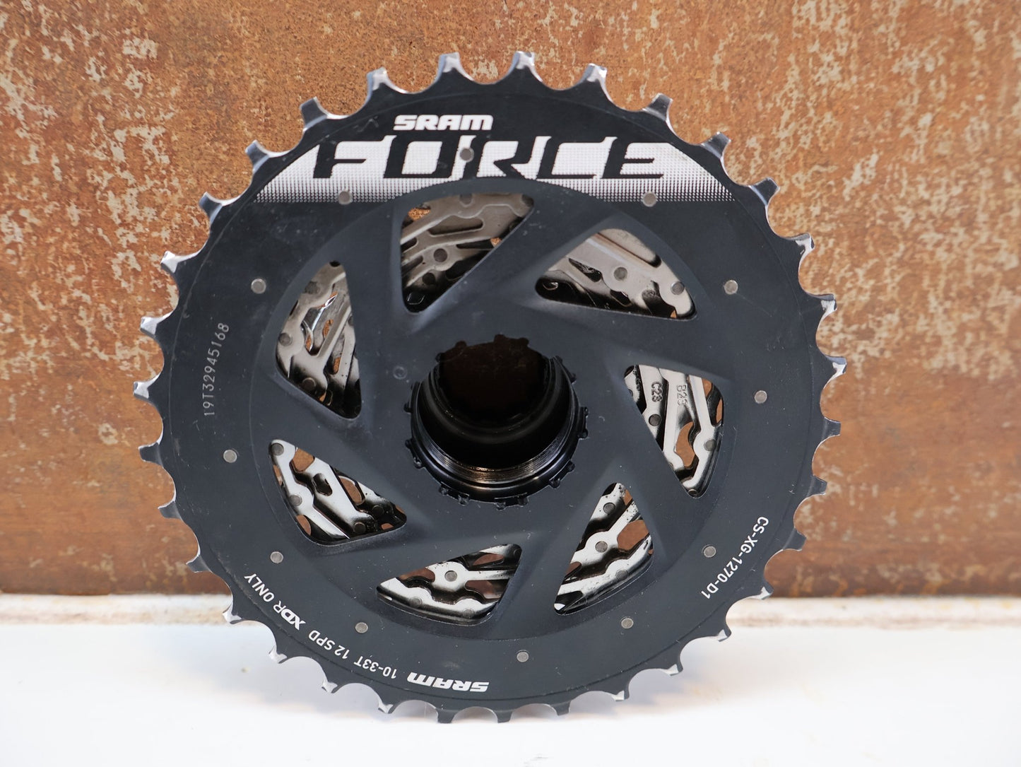 Kassette & Zahnkränze von Sram, SRAM FORCE XG-1270 KASSETTE / 12-FACH RENNRAD / 10-33 ZÄHNE X-RANGE DRIVER vor USEDBIKES-OB.DE Hintergrund