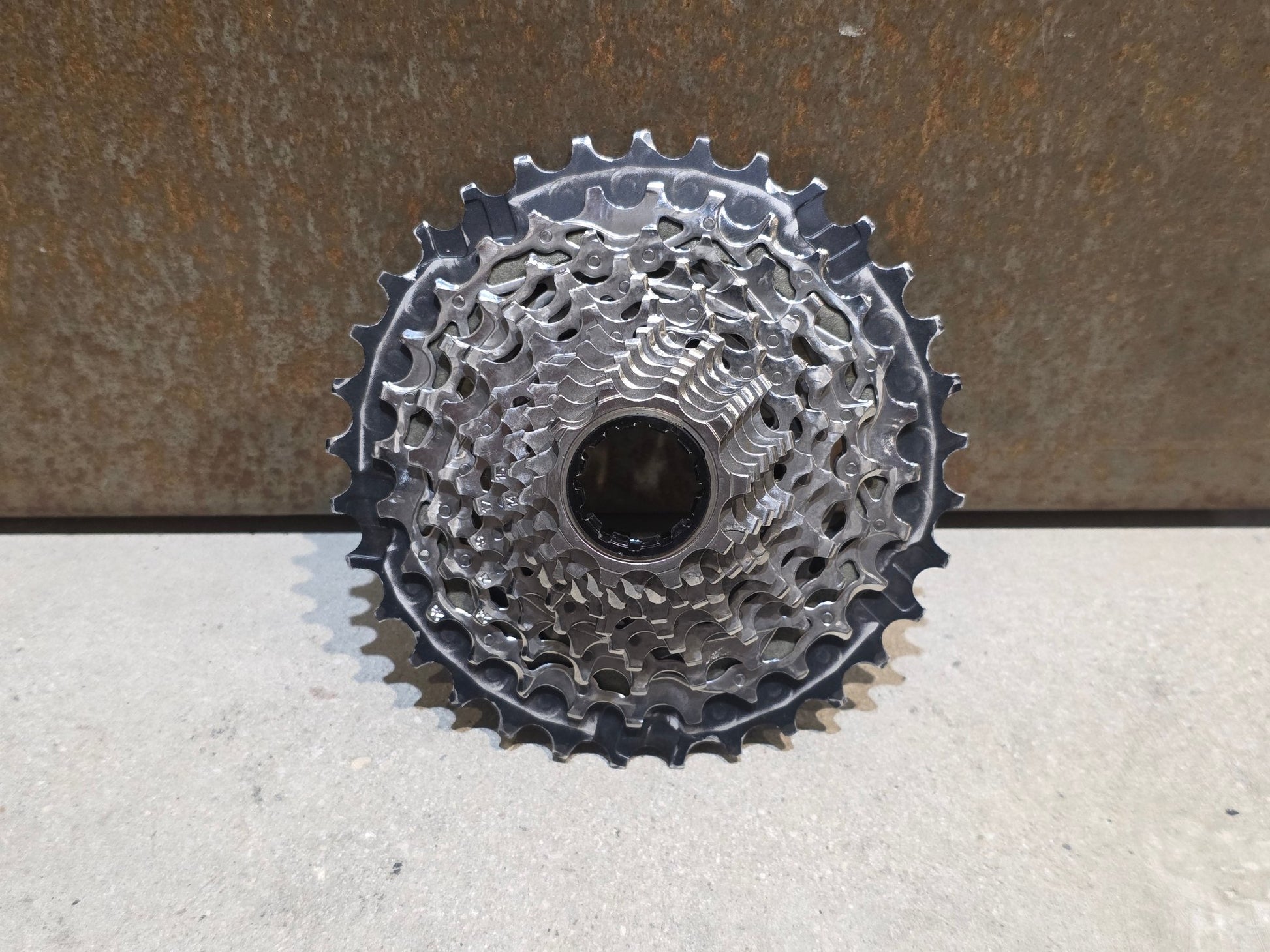 Kassette & Zahnkränze von Sram, SRAM FORCE XG 1270 KASSETTE ZAHNKRANZ 10 - 33 ZÄHNE vor USEDBIKES - OB.DE Hintergrund