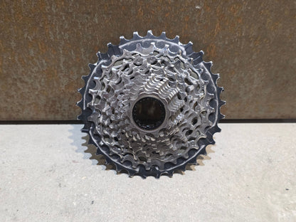Kassette & Zahnkränze von Sram, SRAM FORCE XG 1270 KASSETTE ZAHNKRANZ 10 - 33 ZÄHNE vor USEDBIKES - OB.DE Hintergrund