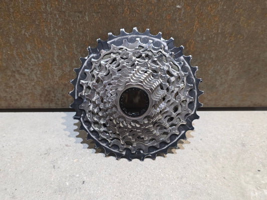 Kassette & Zahnkränze von Sram, SRAM FORCE XG 1270 KASSETTE ZAHNKRANZ 10 - 33 ZÄHNE vor USEDBIKES - OB.DE Hintergrund