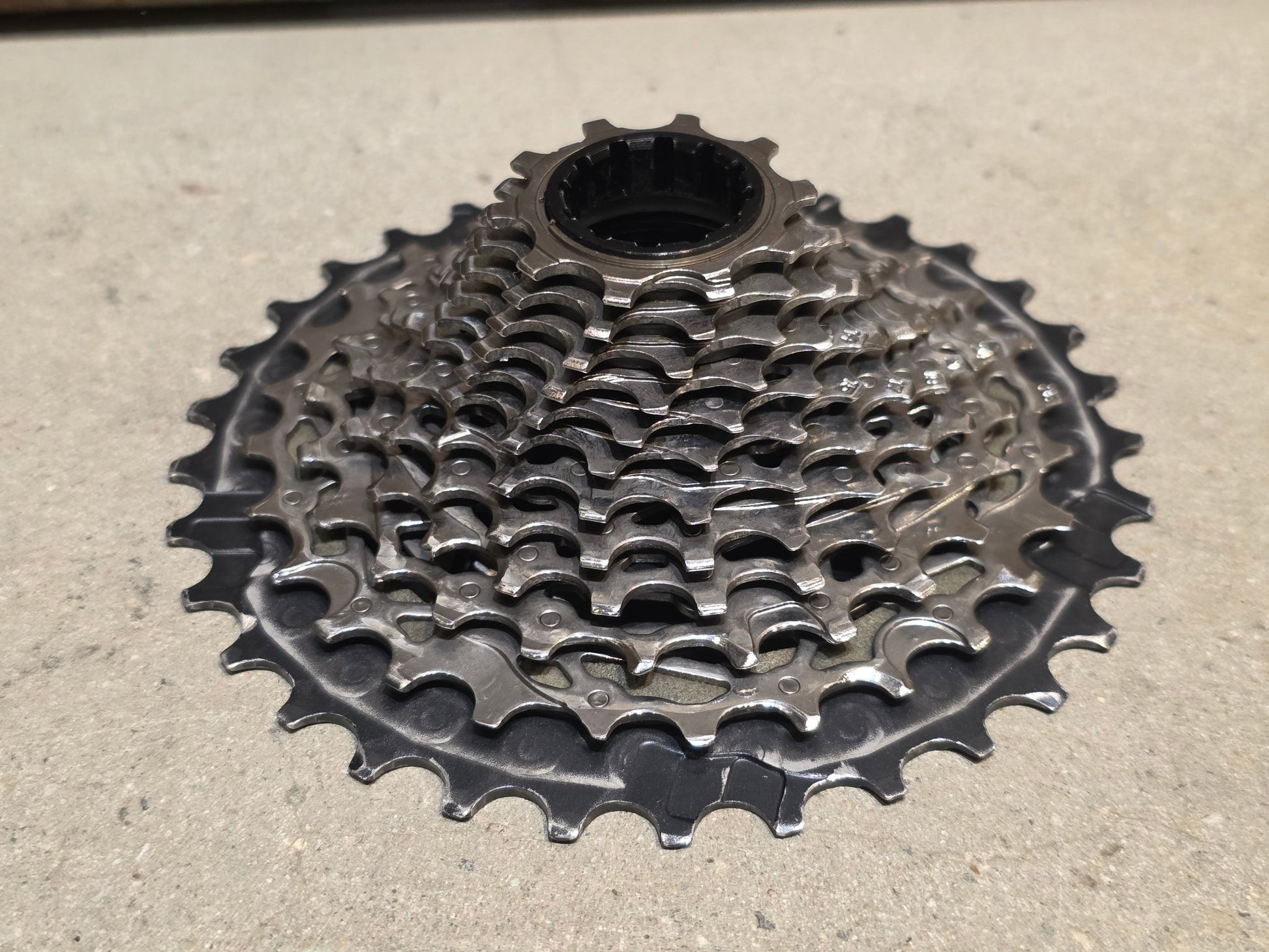 Kassette & Zahnkränze von Sram, SRAM FORCE XG 1270 KASSETTE ZAHNKRANZ 10 - 33 ZÄHNE vor USEDBIKES - OB.DE Hintergrund