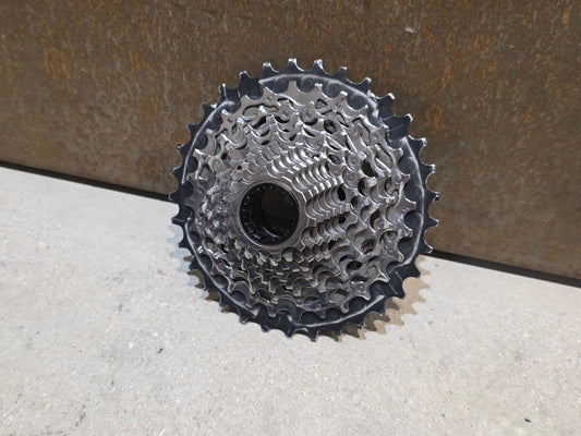 Kassette & Zahnkränze von Sram, SRAM FORCE XG 1270 KASSETTE ZAHNKRANZ 10 - 33 ZÄHNE vor USEDBIKES - OB.DE Hintergrund