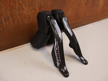 Schaltgruppen von Sram, SRAM FORCE XPLR AXS 1X13 SCHALTGRUPPE QUARQ 172.5MM 42T vor USEDBIKES-OB.DE Hintergrund
