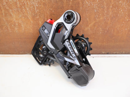 Schaltgruppen von Sram, SRAM FORCE XPLR AXS 1X13 SCHALTGRUPPE QUARQ 172.5MM 42T vor USEDBIKES-OB.DE Hintergrund