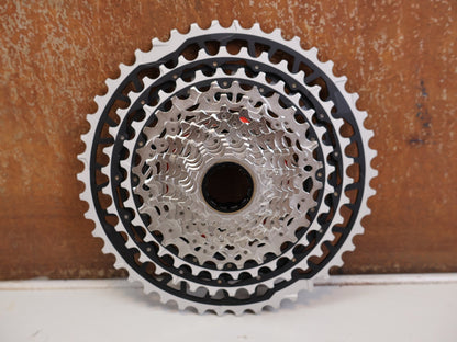 Schaltgruppen von Sram, SRAM FORCE XPLR AXS 1X13 SCHALTGRUPPE QUARQ 172.5MM 42T vor USEDBIKES-OB.DE Hintergrund