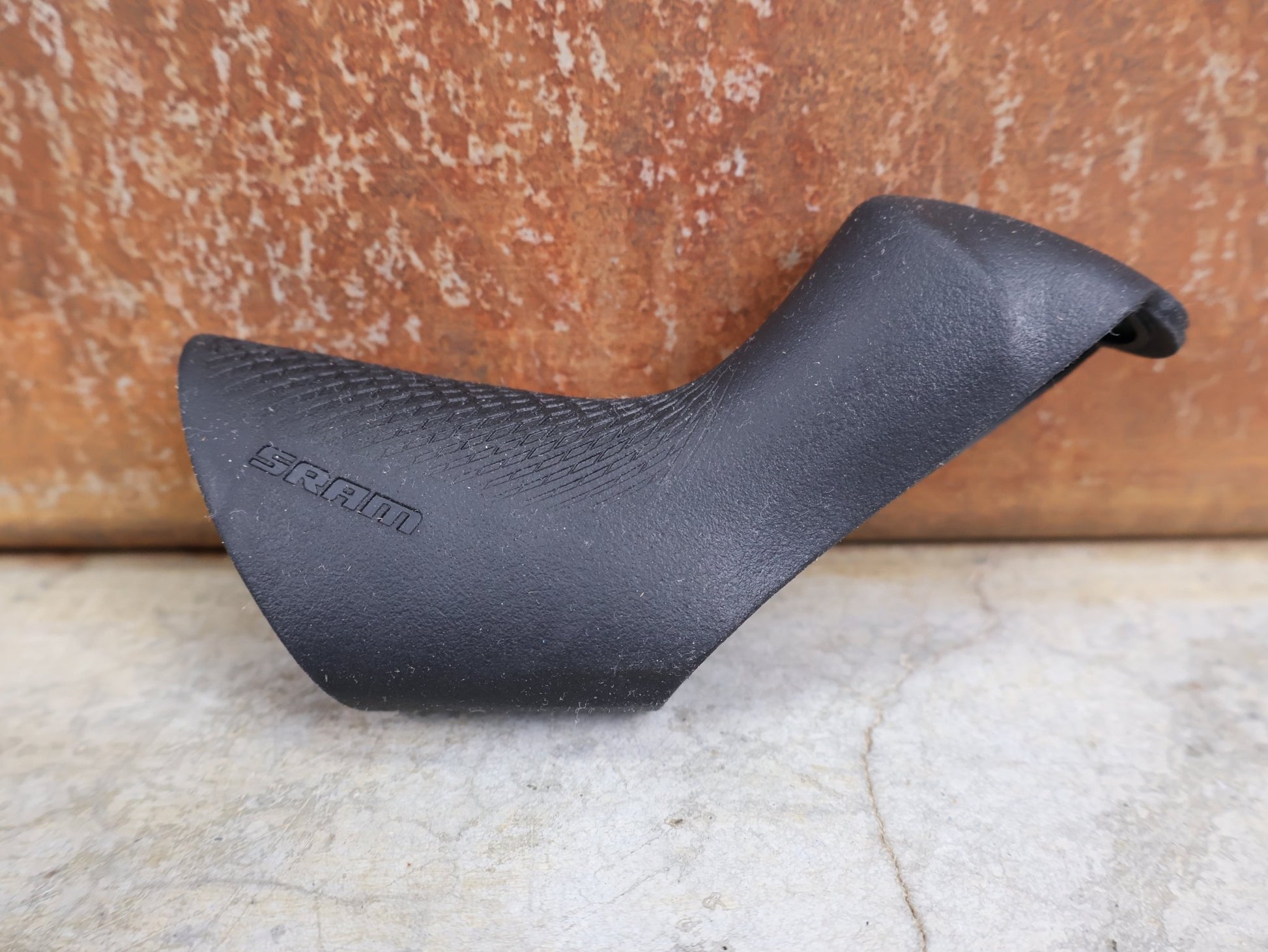 Zubehör von Sram, SRAM GRIFFGUMMI / HOODS FÜR RED & FORCE eTap AXS HRD – EINZELN (LINKS ODER RECHTS) vor USEDBIKES - OB.DE Hintergrund