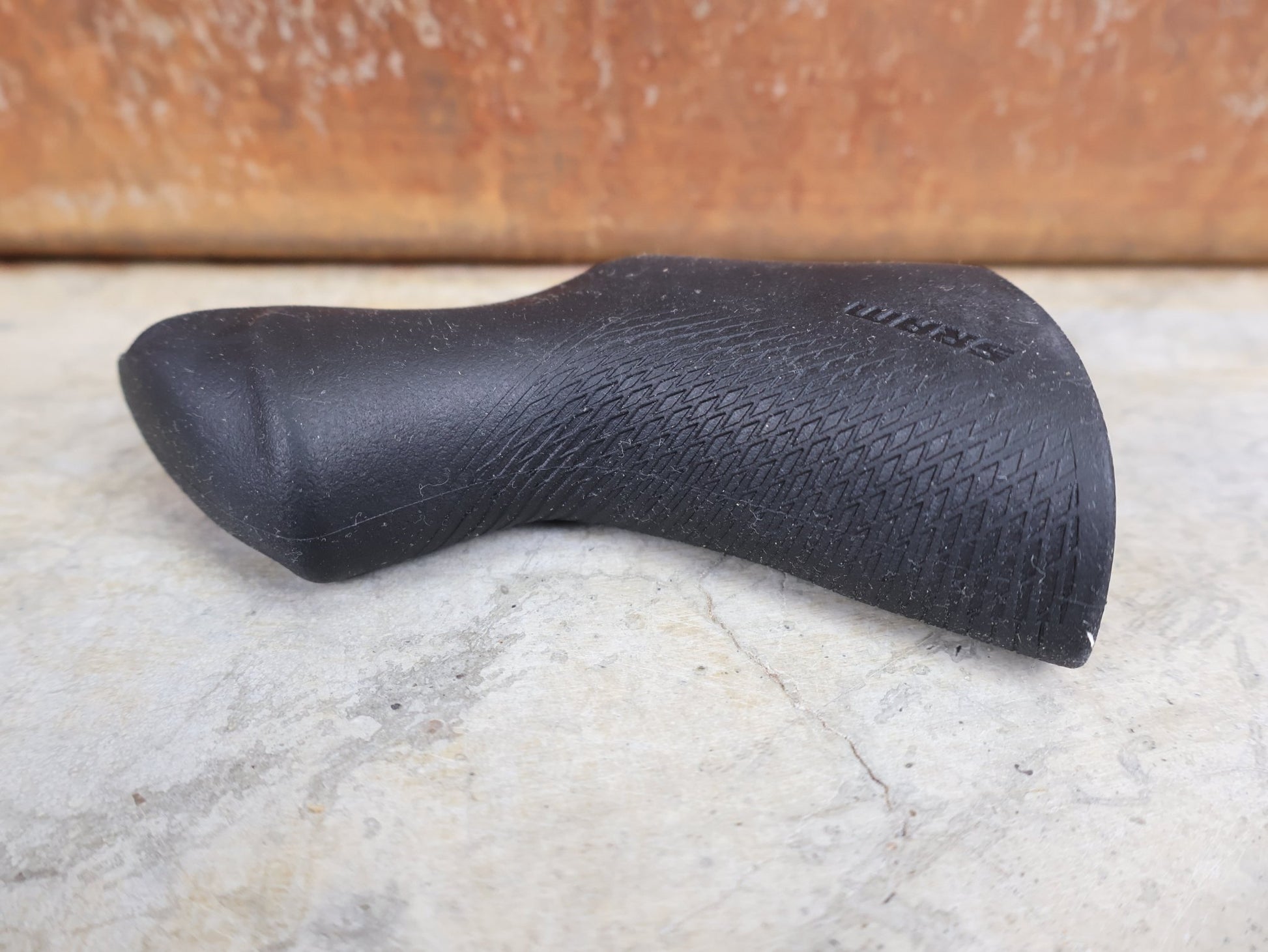 Zubehör von Sram, SRAM GRIFFGUMMI / HOODS FÜR RED & FORCE eTap AXS HRD – EINZELN (LINKS ODER RECHTS) vor USEDBIKES - OB.DE Hintergrund