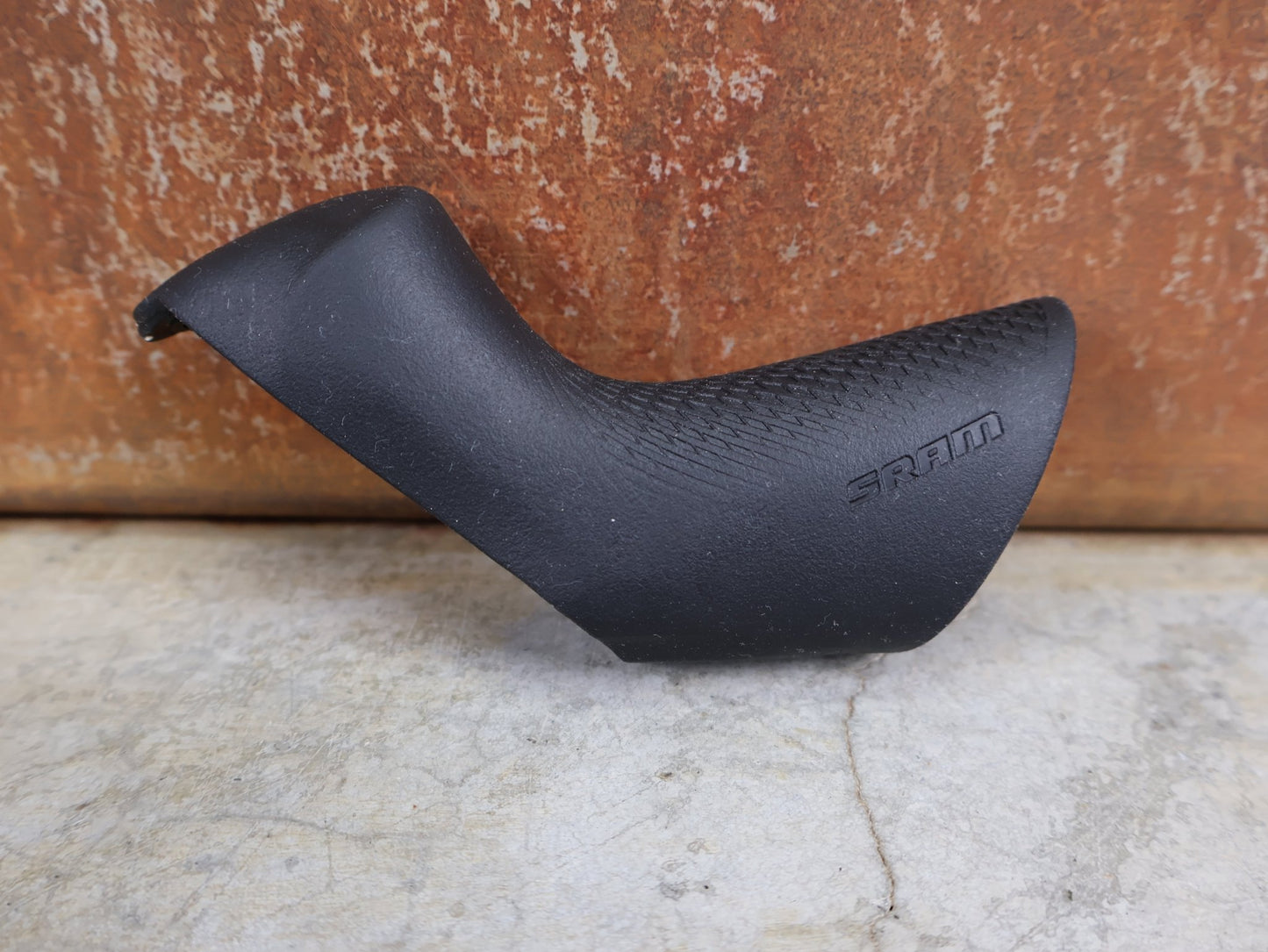 Zubehör von Sram, SRAM GRIFFGUMMI / HOODS FÜR RED & FORCE eTap AXS HRD – EINZELN (LINKS ODER RECHTS) vor USEDBIKES - OB.DE Hintergrund