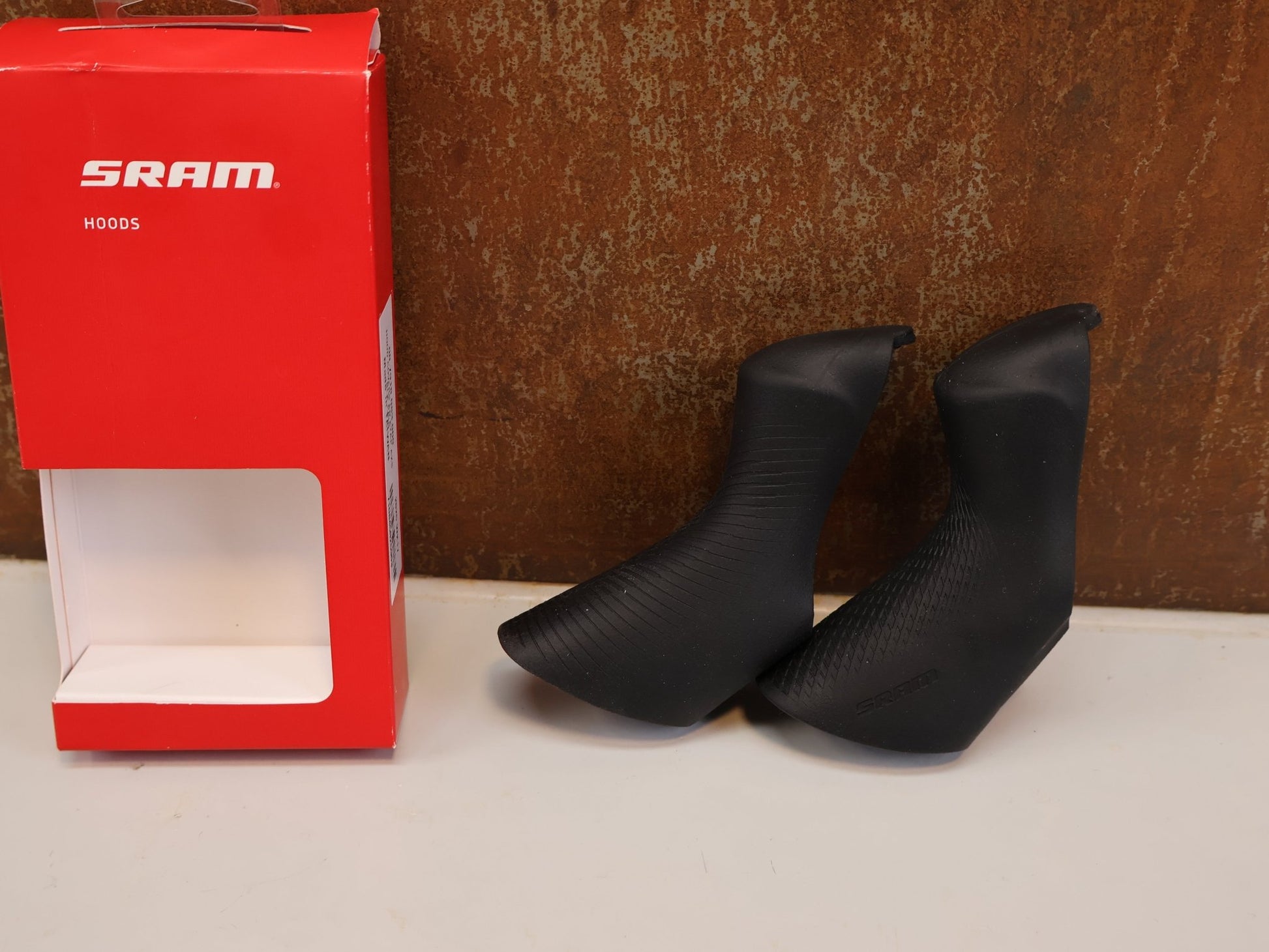 Zubehör von Sram, SRAM GRIFFGUMMI HOODS / RED & FORCE ETAP D1 AXS HRD / LINKS & RECHTS vor USEDBIKES - OB.DE Hintergrund