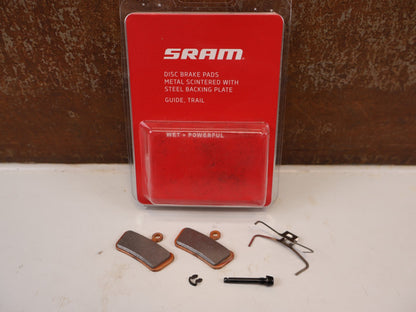Zubehör von Sram, SRAM GUIDE G2 TRAIL BREMSBELÄGE GESINTERT STAHL vor USEDBIKES-OB.DE Hintergrund