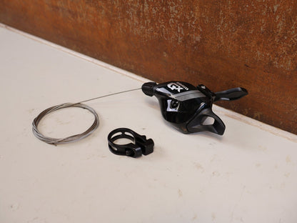 Schaltungsteile von Sram, SRAM GX 2X11 TRIGGERSCHALTER VORN 2 FACH SCHALTHEBEL vor USEDBIKES-OB.DE Hintergrund