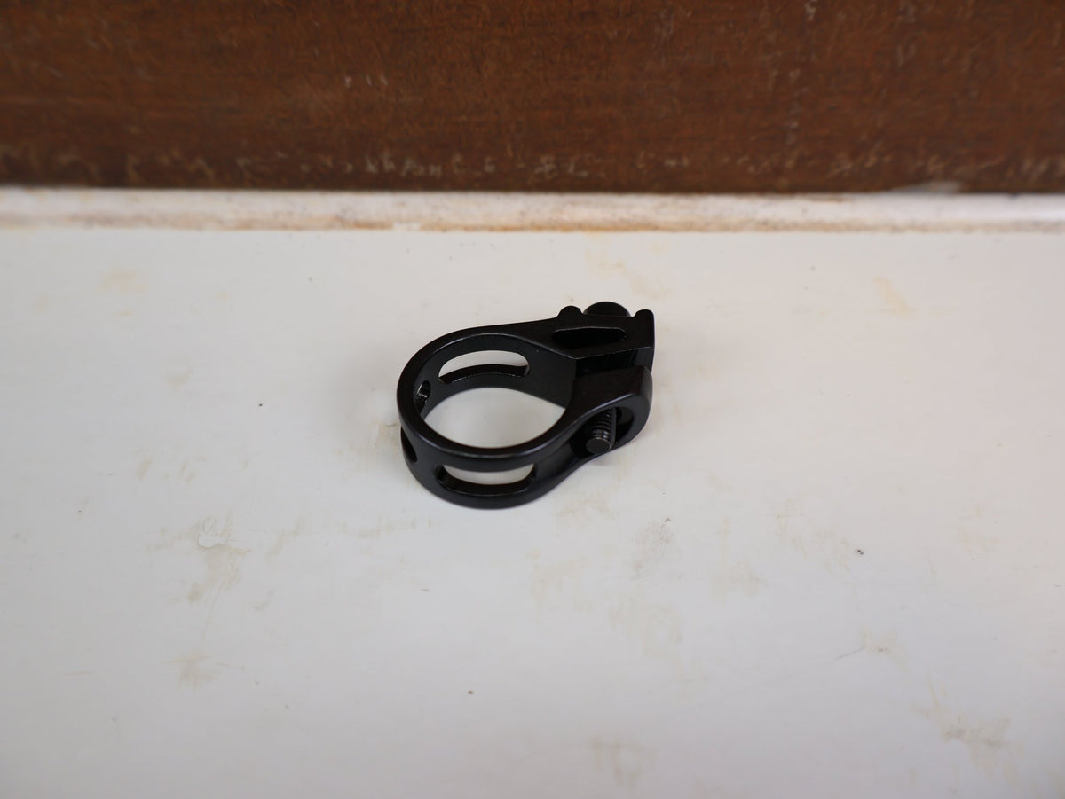 Schaltungsteile von Sram, SRAM GX 2X11 TRIGGERSCHALTER VORN 2 FACH SCHALTHEBEL vor USEDBIKES-OB.DE Hintergrund