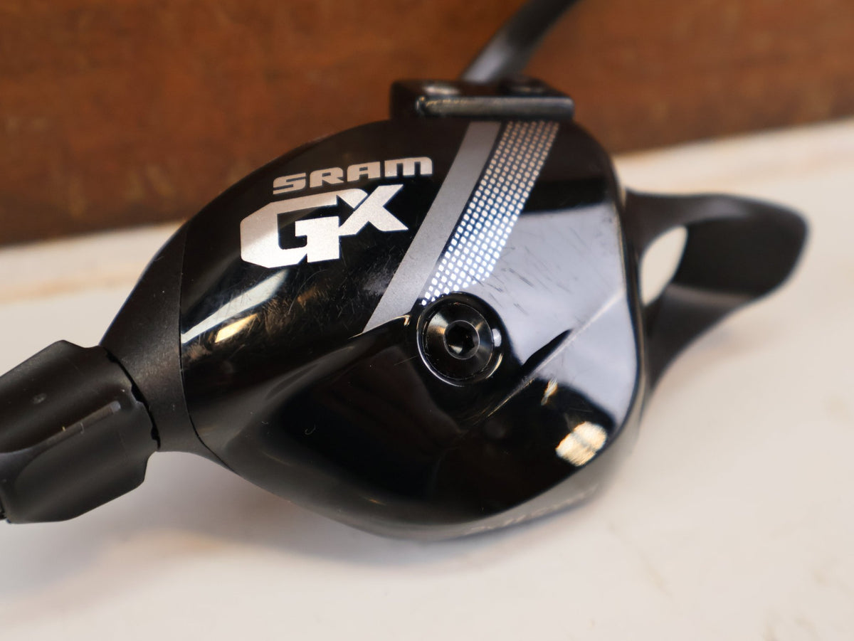 Schaltungsteile von Sram, SRAM GX 2X11 TRIGGERSCHALTER VORN 2 FACH SCHALTHEBEL vor USEDBIKES-OB.DE Hintergrund