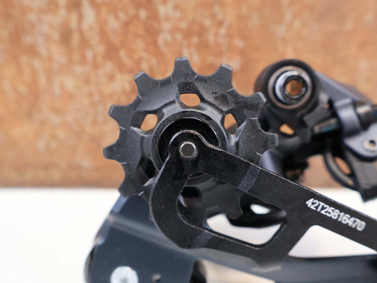 Schaltungsteile von Sram, SRAM GX EAGLE / 12-FACH MTB SCHALTWERK / TYPE 3.0 / LUNAR / 52 Z vor USEDBIKES-OB.DE Hintergrund