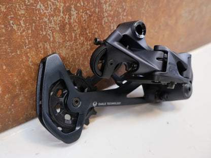 Schaltungsteile von Sram, SRAM GX EAGLE / 12-FACH MTB SCHALTWERK / TYPE 3.0 / LUNAR / 52 Z vor USEDBIKES-OB.DE Hintergrund