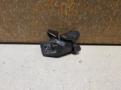 Schaltungsteile von Sram, SRAM GX EAGLE AXS CONTROLLER SCHALTHEBEL 12 FACH / ROCKER PADDLE vor USEDBIKES - OB.DE Hintergrund