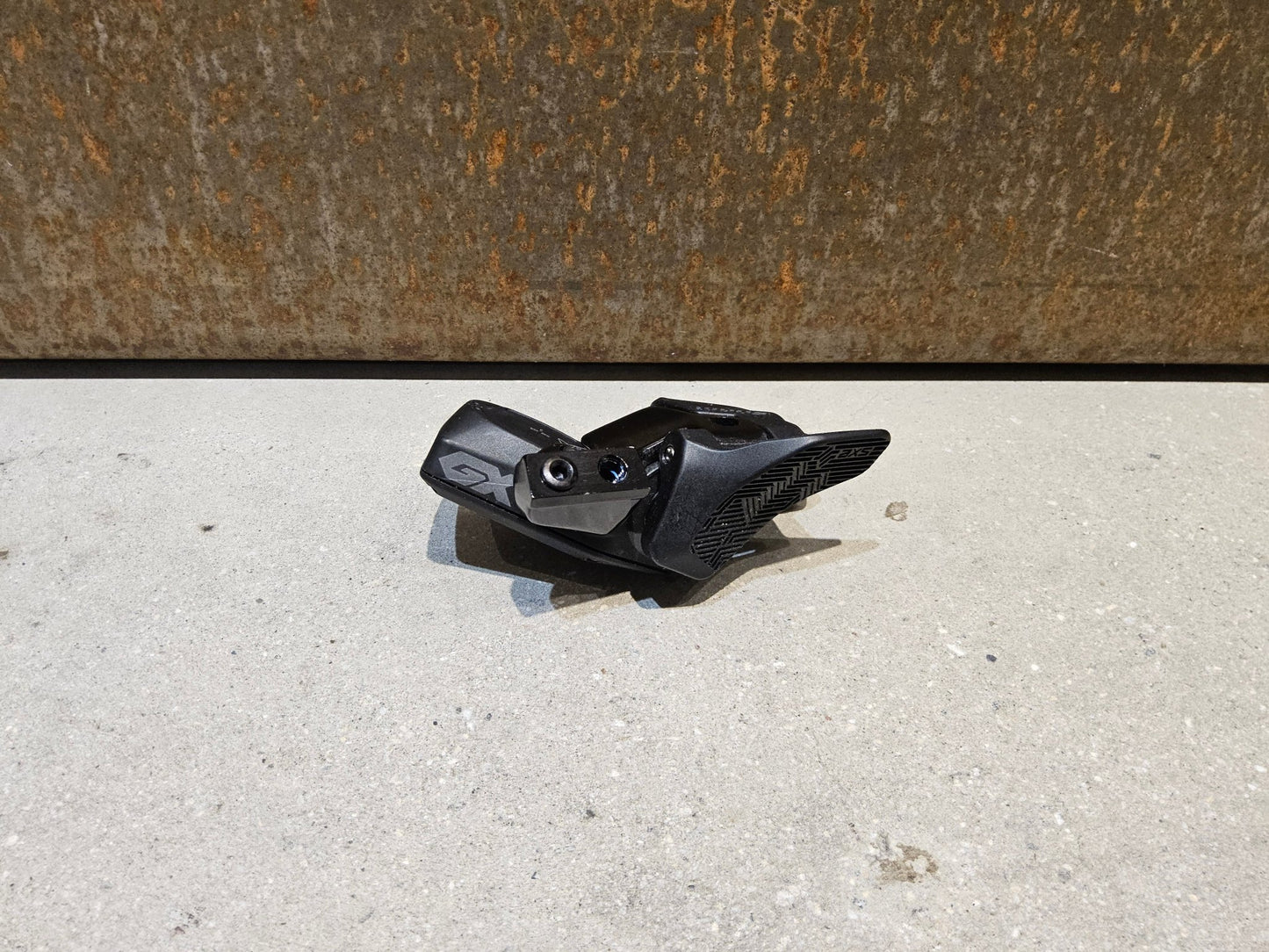Schaltungsteile von Sram, SRAM GX EAGLE AXS CONTROLLER SCHALTHEBEL 12 FACH / ROCKER PADDLE vor USEDBIKES - OB.DE Hintergrund
