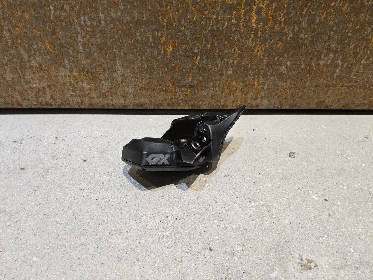 Schaltungsteile von Sram, SRAM GX EAGLE AXS CONTROLLER SCHALTHEBEL 12 FACH / ROCKER PADDLE vor USEDBIKES - OB.DE Hintergrund
