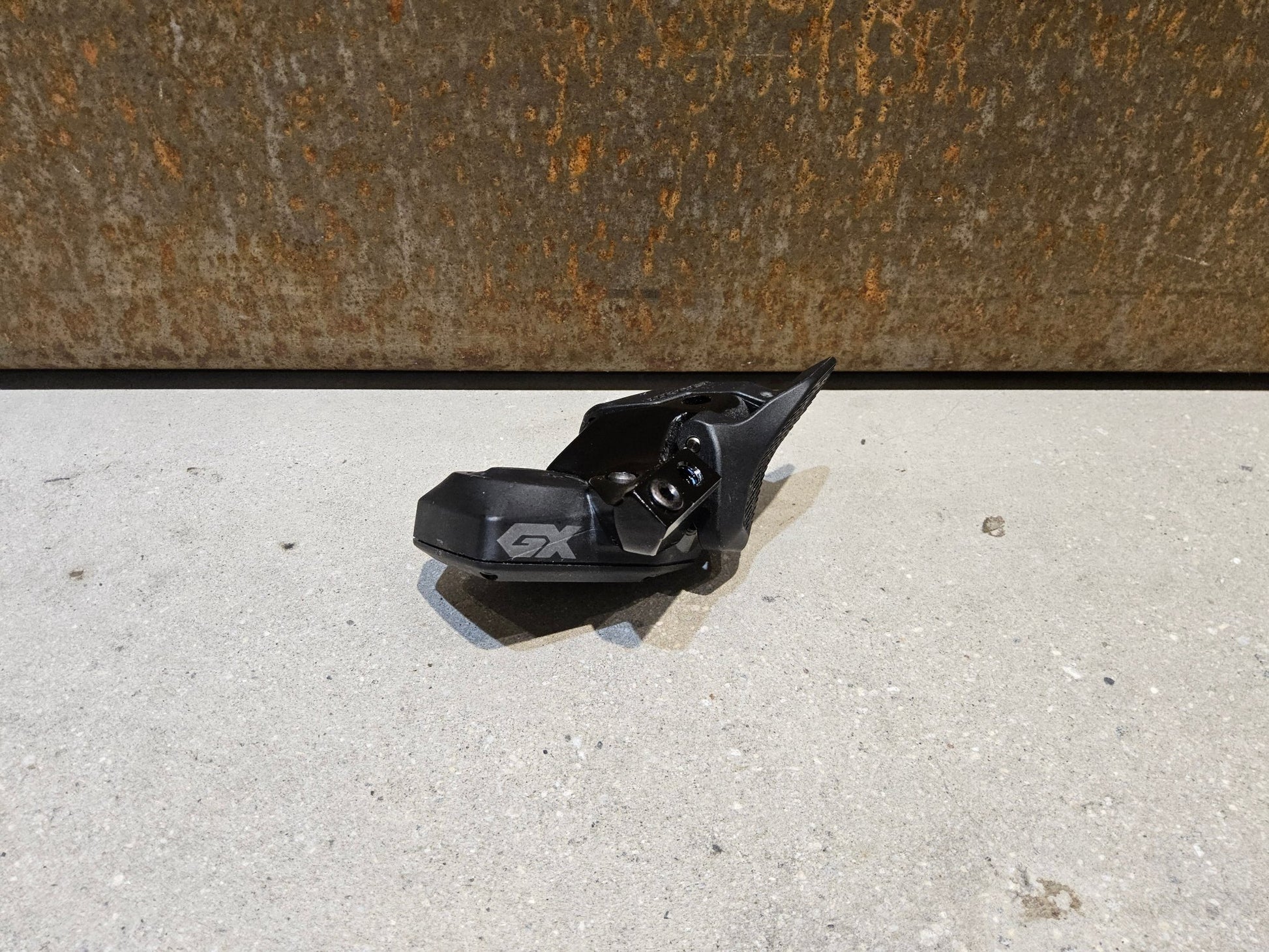 Schaltungsteile von Sram, SRAM GX EAGLE AXS CONTROLLER SCHALTHEBEL 12 FACH / ROCKER PADDLE vor USEDBIKES - OB.DE Hintergrund