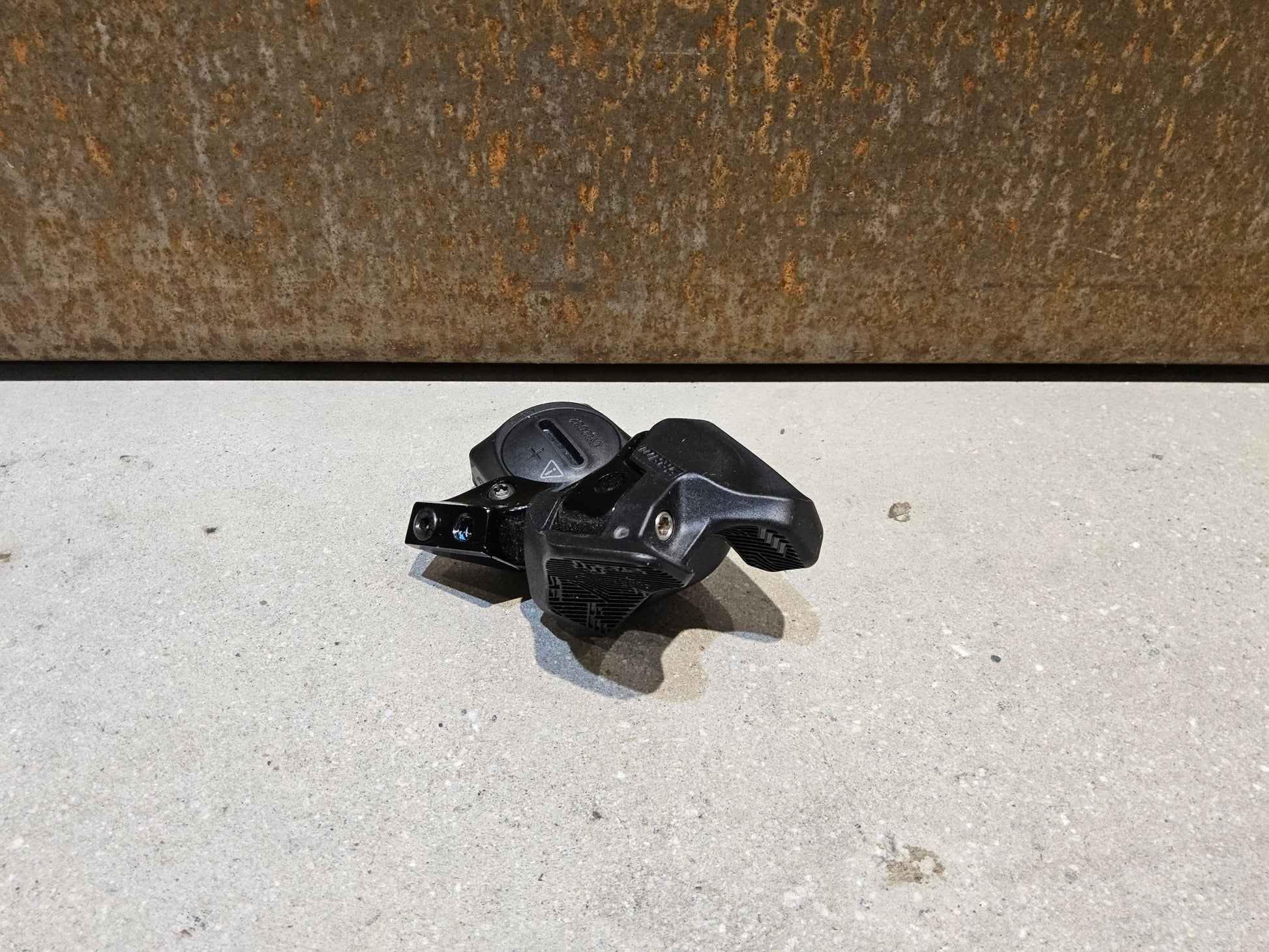 Schaltungsteile von Sram, SRAM GX EAGLE AXS CONTROLLER SCHALTHEBEL 12 FACH / ROCKER PADDLE vor USEDBIKES - OB.DE Hintergrund