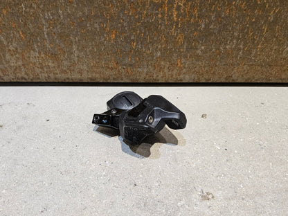 Schaltungsteile von Sram, SRAM GX EAGLE AXS CONTROLLER SCHALTHEBEL 12 FACH / ROCKER PADDLE vor USEDBIKES - OB.DE Hintergrund
