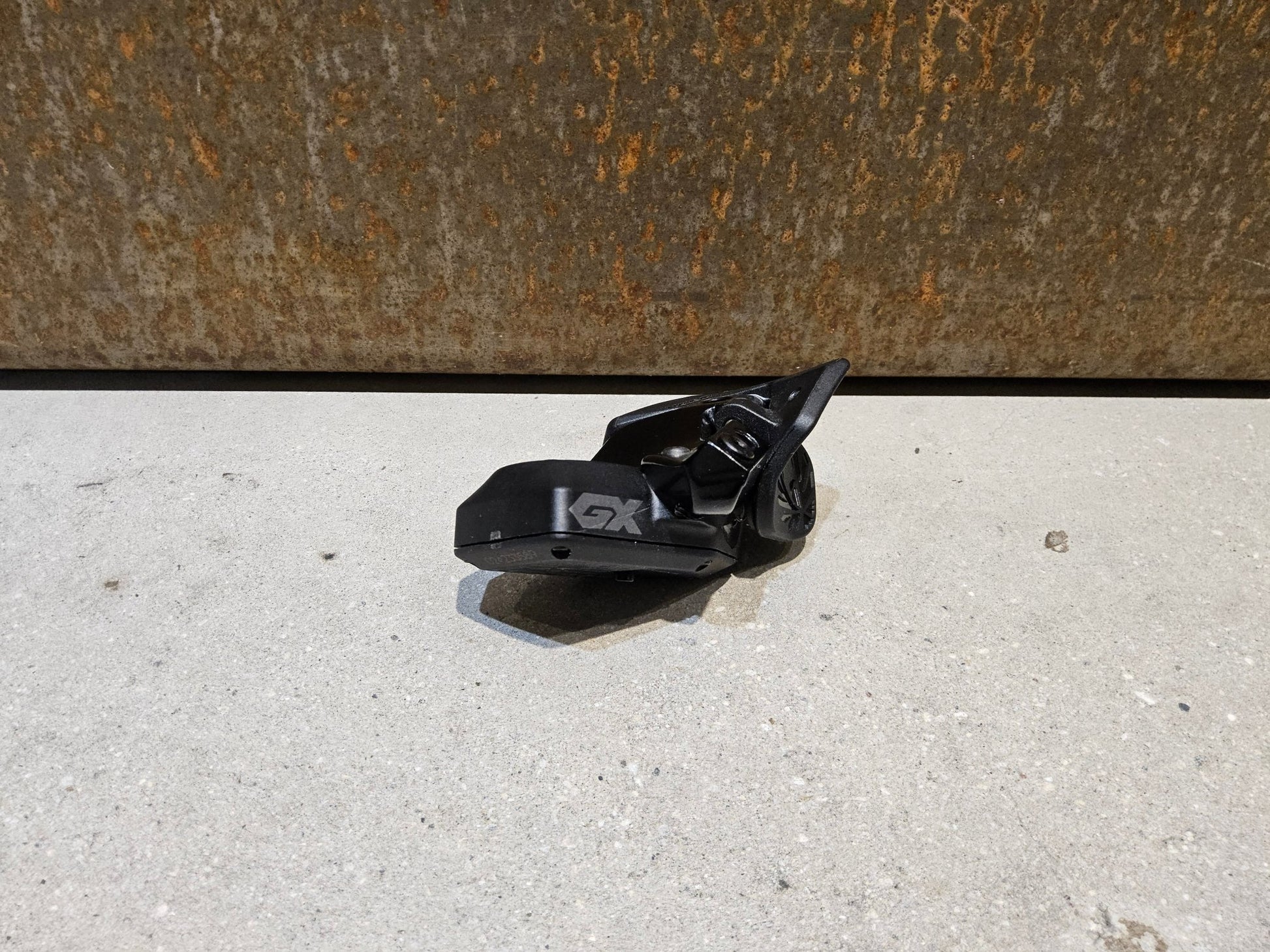 Schaltungsteile von Sram, SRAM GX EAGLE AXS CONTROLLER SCHALTHEBEL 12 FACH vor USEDBIKES - OB.DE Hintergrund