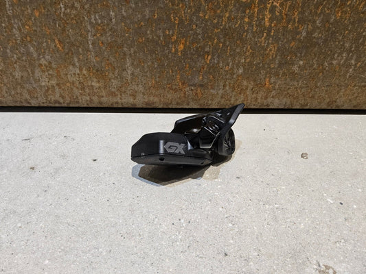 Schaltungsteile von Sram, SRAM GX EAGLE AXS CONTROLLER SCHALTHEBEL 12 FACH vor USEDBIKES - OB.DE Hintergrund