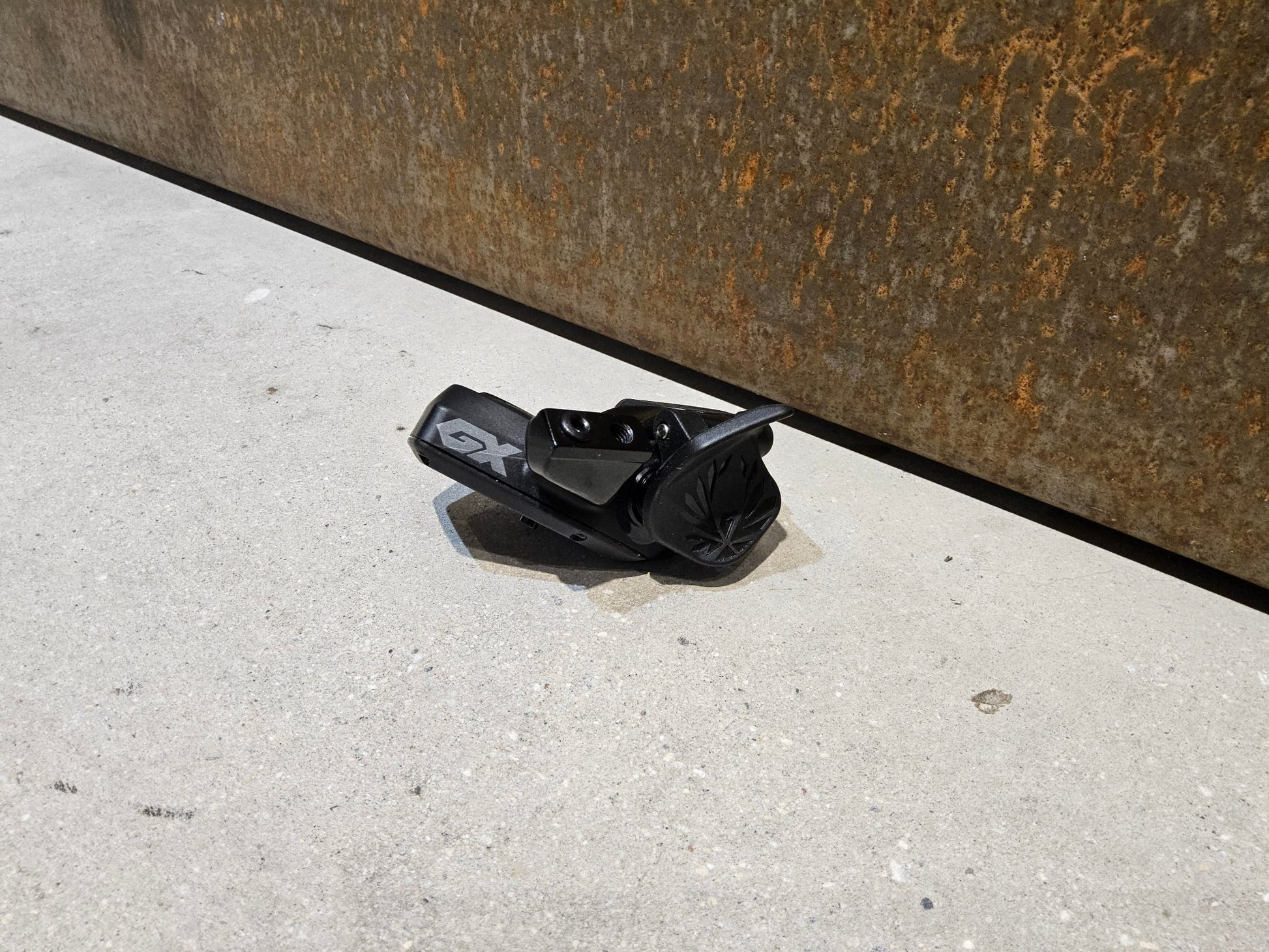 Schaltungsteile von Sram, SRAM GX EAGLE AXS CONTROLLER SCHALTHEBEL 12 FACH vor USEDBIKES - OB.DE Hintergrund