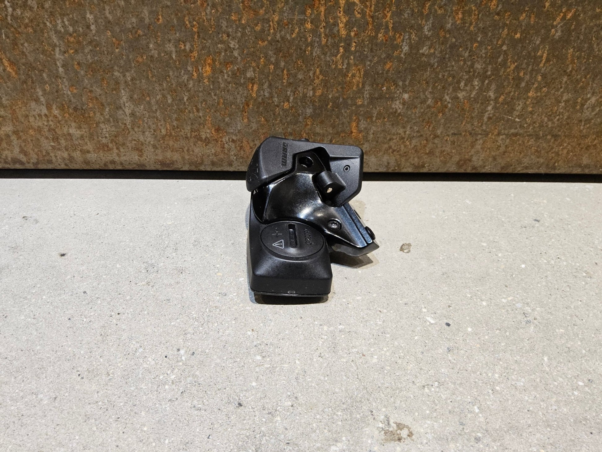 Schaltungsteile von Sram, SRAM GX EAGLE AXS CONTROLLER SCHALTHEBEL 12 FACH vor USEDBIKES - OB.DE Hintergrund