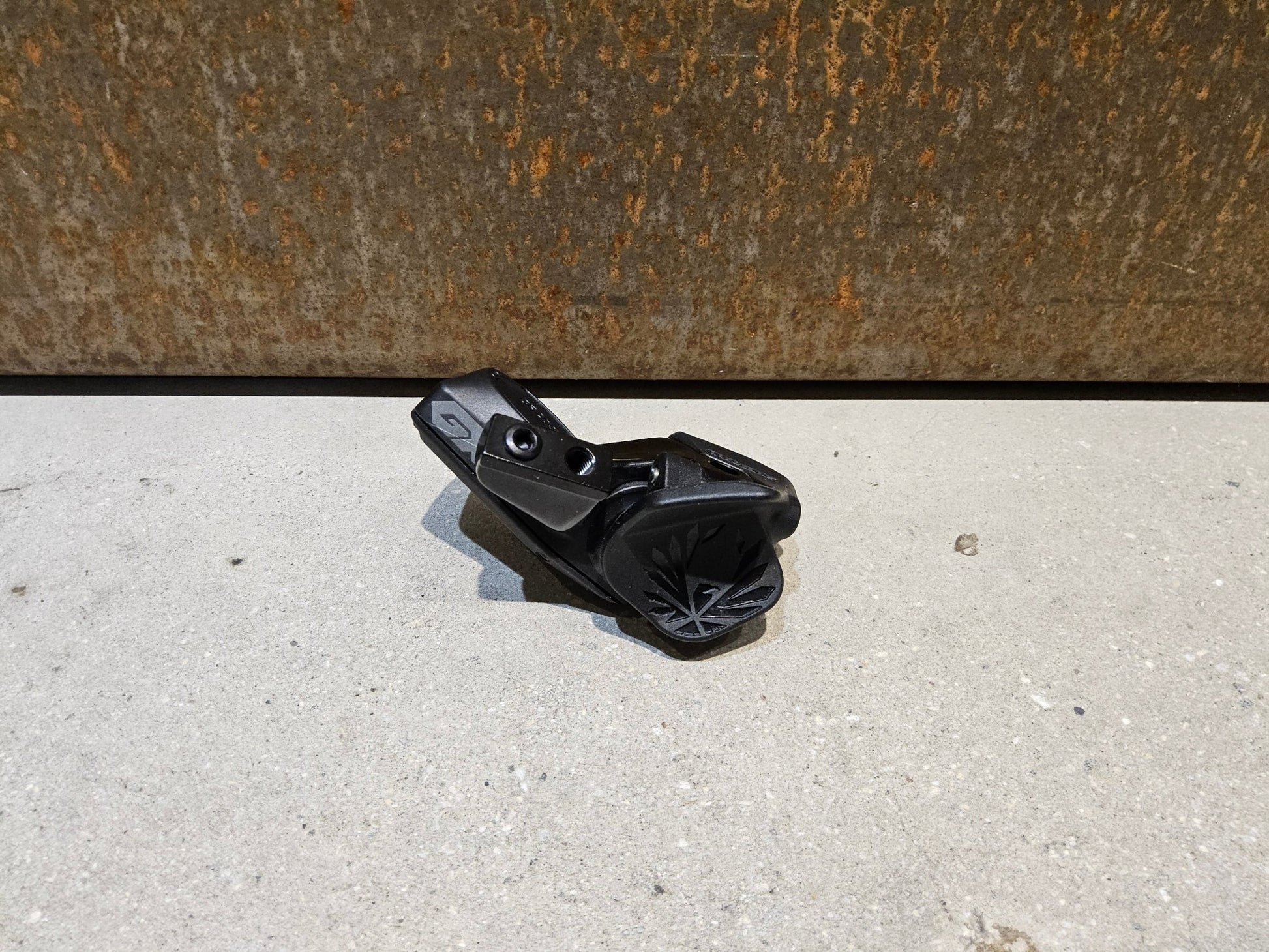 Schaltungsteile von Sram, SRAM GX EAGLE AXS CONTROLLER SCHALTHEBEL 12 FACH vor USEDBIKES - OB.DE Hintergrund