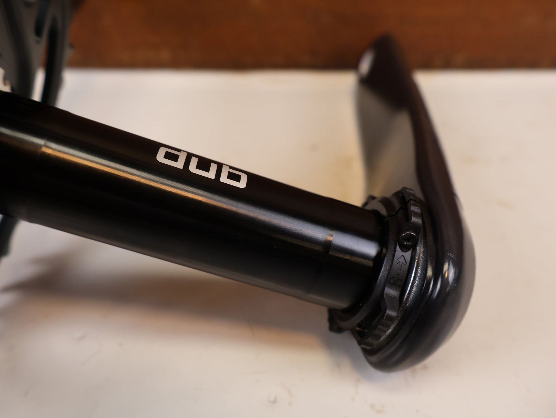 Kurbel von Sram, SRAM GX EAGLE CARBON KURBEL 170 MM 32T 3MM DUB vor USEDBIKES-OB.DE Hintergrund