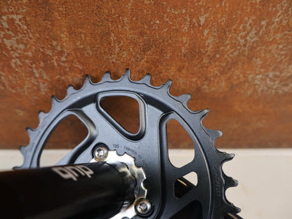 Kurbel von Sram, SRAM GX EAGLE CARBON KURBEL 170 MM 32T 3MM DUB vor USEDBIKES-OB.DE Hintergrund