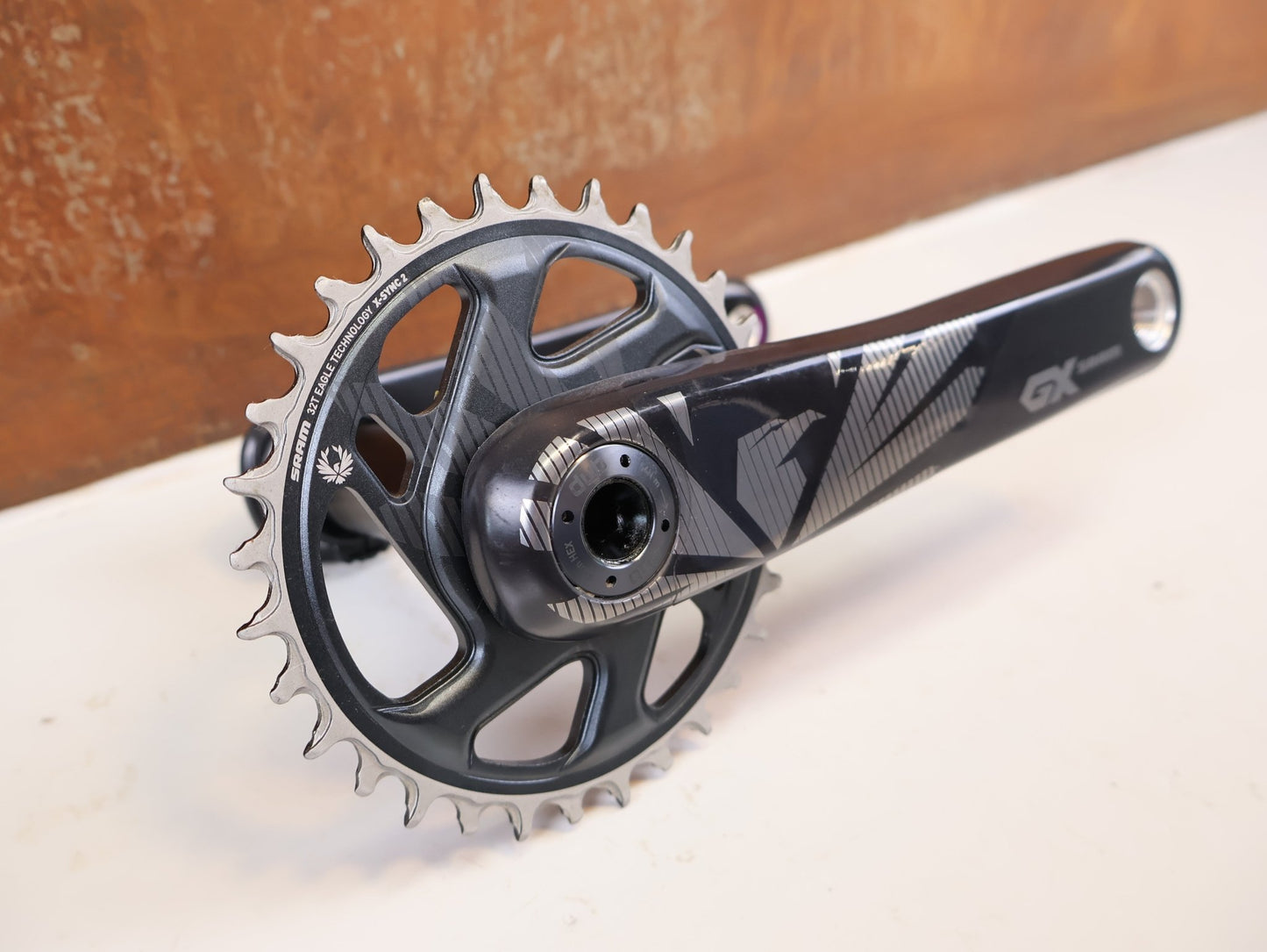 Kurbel von Sram, SRAM GX EAGLE CARBON KURBEL 170 MM 32T 3MM DUB vor USEDBIKES-OB.DE Hintergrund