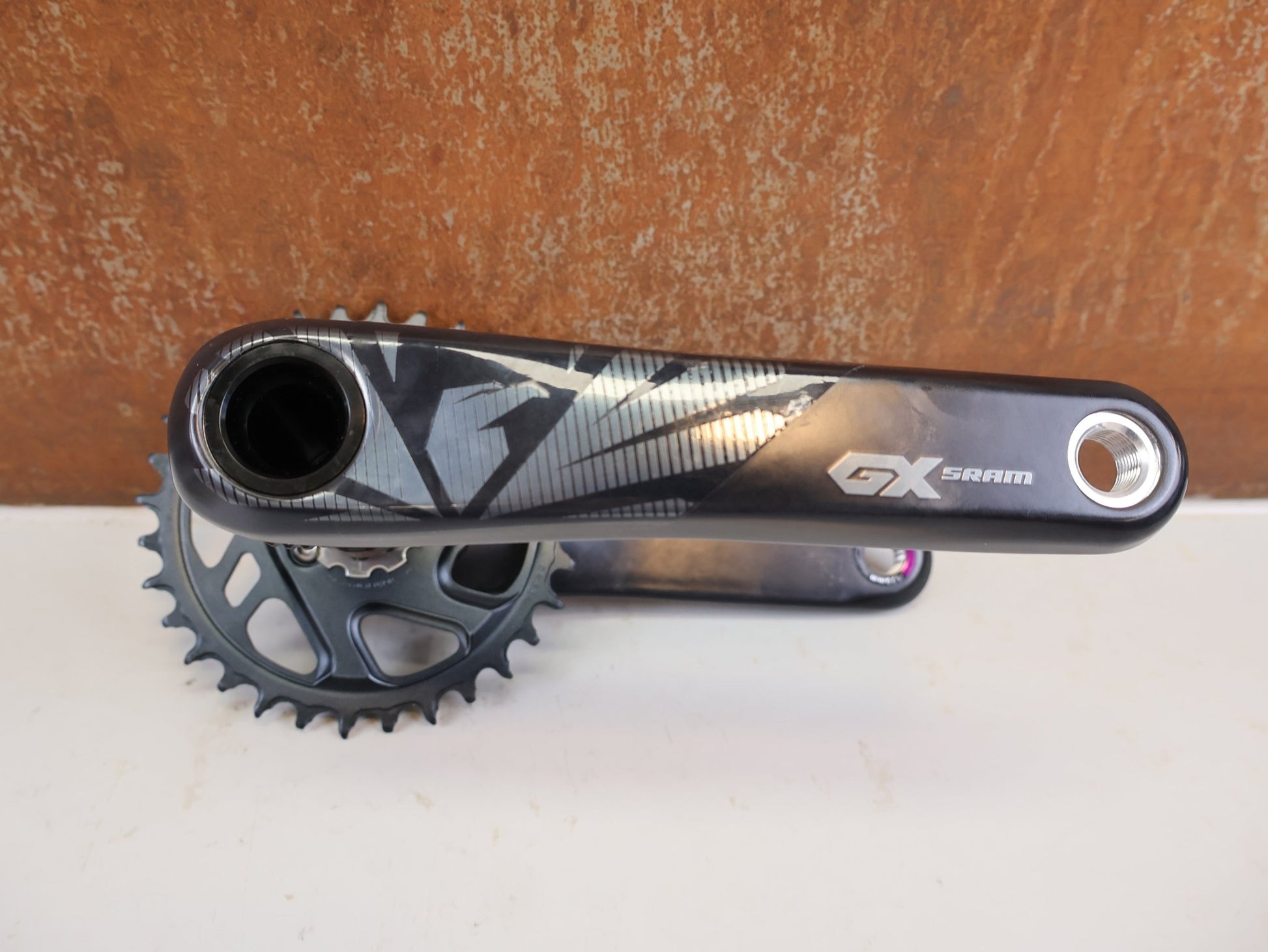 Kurbel von Sram, SRAM GX EAGLE CARBON KURBEL 170 MM 32T 3MM DUB vor USEDBIKES-OB.DE Hintergrund