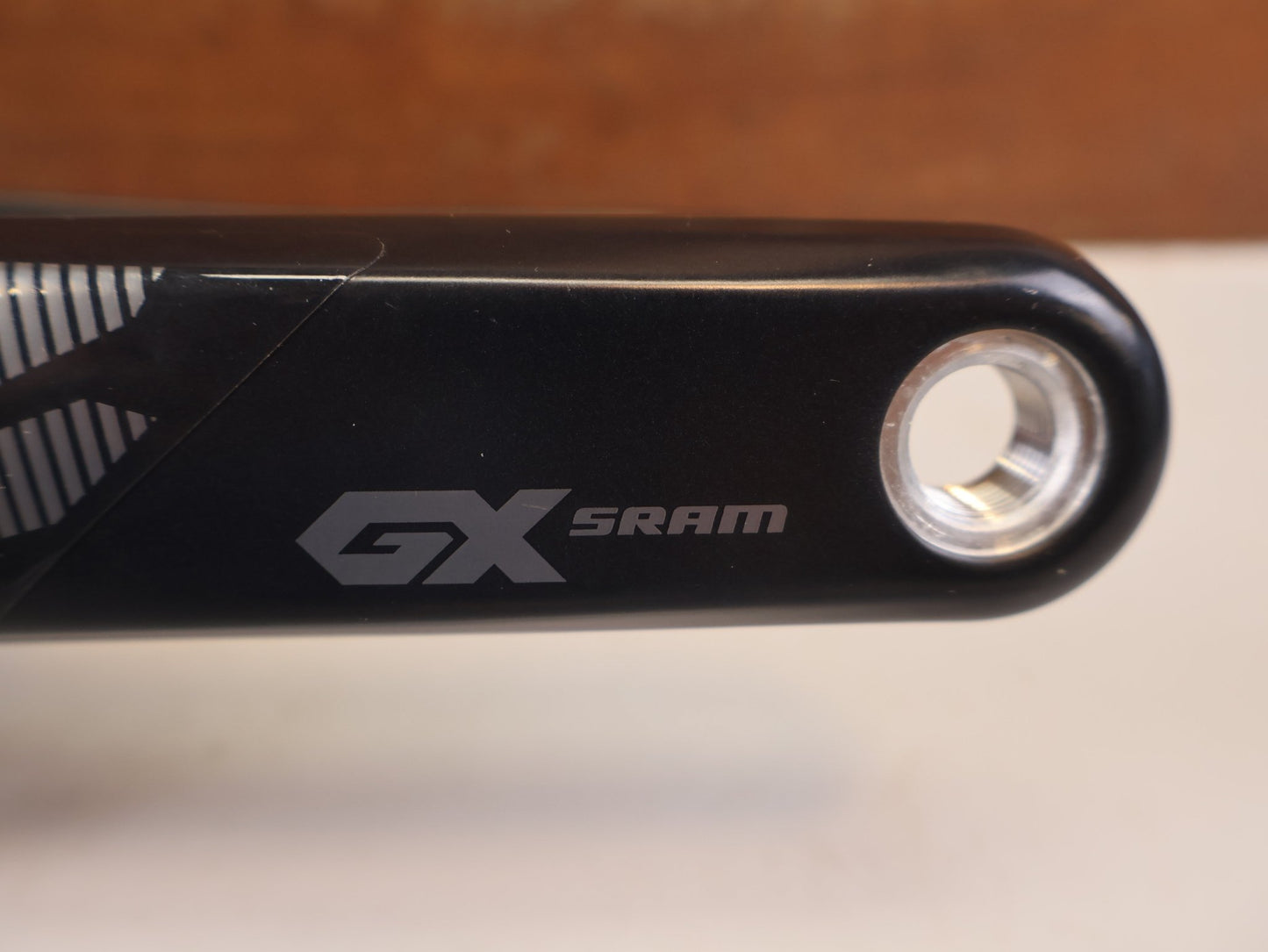 Kurbel von Sram, SRAM GX EAGLE CARBON KURBEL 170 MM 32T 3MM DUB vor USEDBIKES-OB.DE Hintergrund