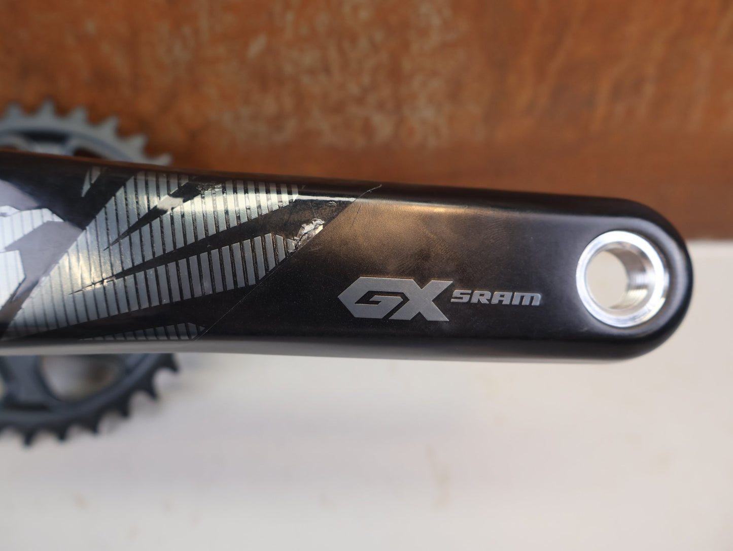 Kurbel von Sram, SRAM GX EAGLE CARBON KURBEL 170 MM 32T 3MM DUB vor USEDBIKES-OB.DE Hintergrund