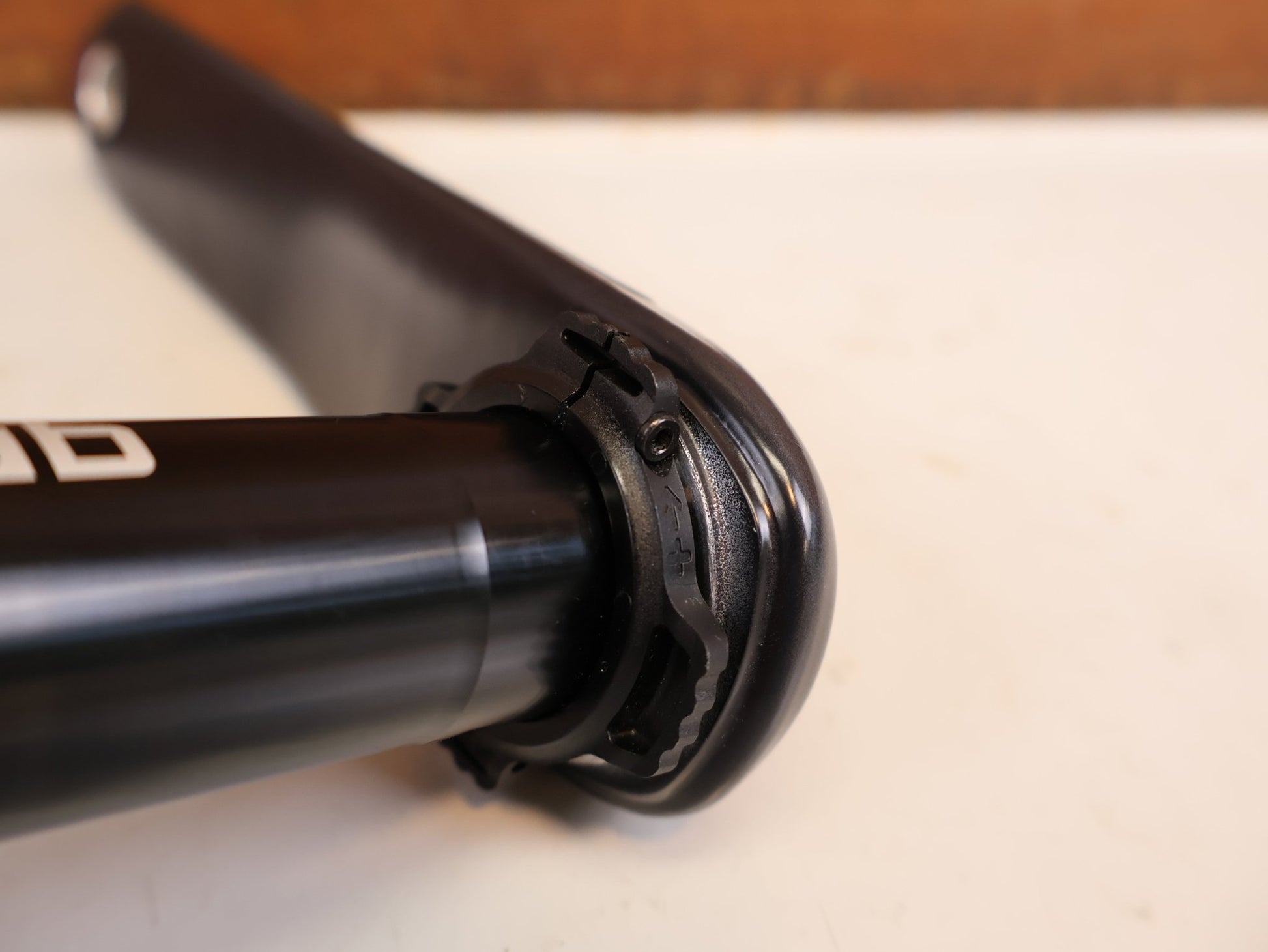 Kurbel von Sram, SRAM GX EAGLE CARBON KURBEL 170 MM 32T 3MM DUB vor USEDBIKES-OB.DE Hintergrund