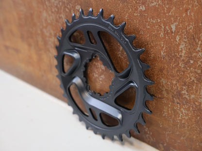 Kettenblatt von Sram, SRAM GX EAGLE KETTENBLATT X - SYNC 2 / DIRECT MOUNT / 32 ZÄHNE / 6MM OFFSET vor USEDBIKES - OB.DE Hintergrund