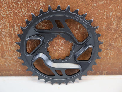Kettenblatt von Sram, SRAM GX EAGLE KETTENBLATT X - SYNC 2 / DIRECT MOUNT / 32 ZÄHNE / 6MM OFFSET vor USEDBIKES - OB.DE Hintergrund