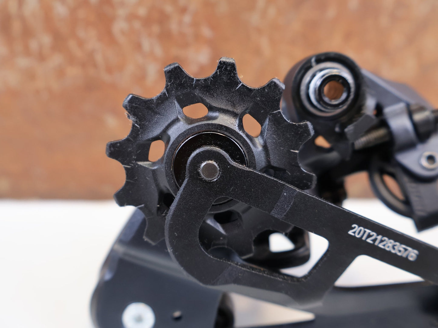 Schaltungsteile von Sram, SRAM GX EAGLE SCHALTWERK 12-FACH TYPE 3.0 LUNAR GRAU 52T vor USEDBIKES-OB.DE Hintergrund