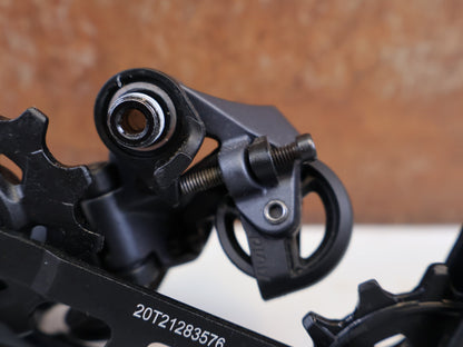 Schaltungsteile von Sram, SRAM GX EAGLE SCHALTWERK 12-FACH TYPE 3.0 LUNAR GRAU 52T vor USEDBIKES-OB.DE Hintergrund