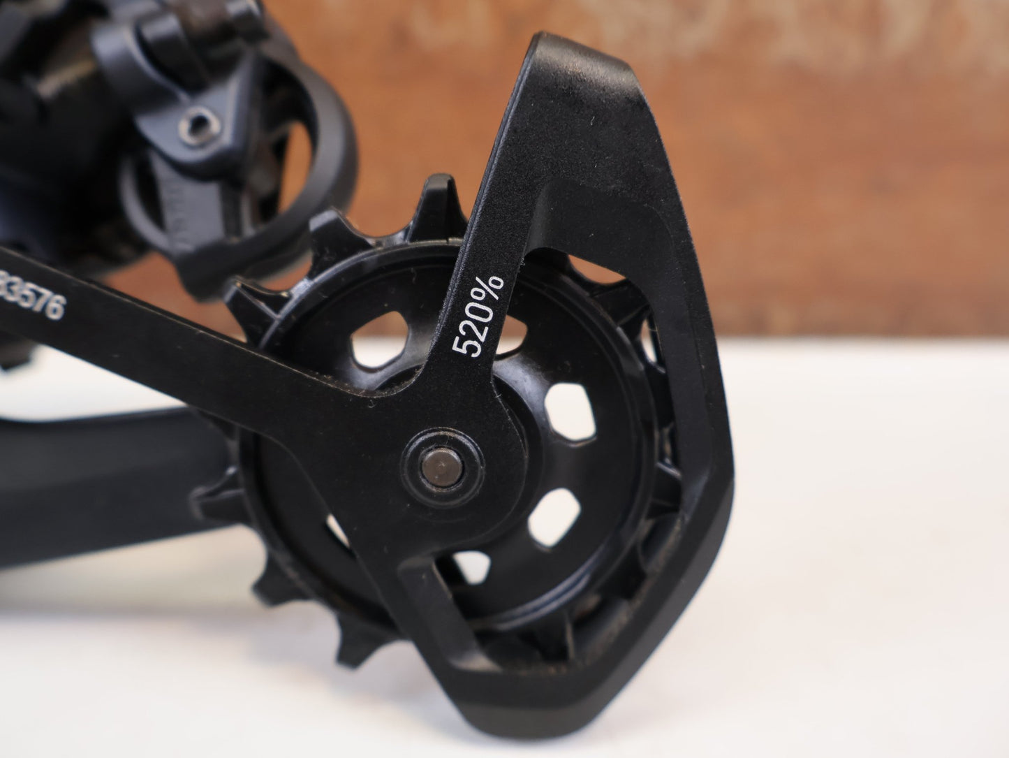 Schaltungsteile von Sram, SRAM GX EAGLE SCHALTWERK 12-FACH TYPE 3.0 LUNAR GRAU 52T vor USEDBIKES-OB.DE Hintergrund