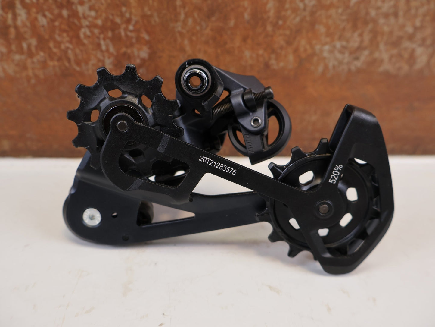 Schaltungsteile von Sram, SRAM GX EAGLE SCHALTWERK 12-FACH TYPE 3.0 LUNAR GRAU 52T vor USEDBIKES-OB.DE Hintergrund